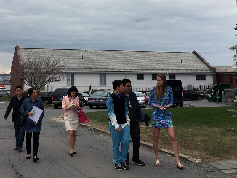考察团在圣乔治高中的学生带领下参观校园。