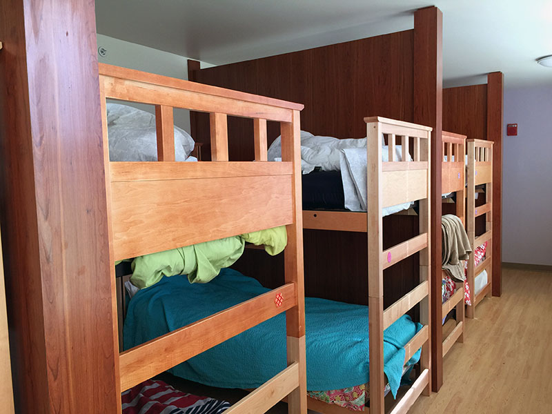 Foxcroft school的独特宿舍制度,宿舍里只有书桌,大家统一睡在大通铺里,只有12年级的学生才能睡在自己的宿舍里享受私人空间。